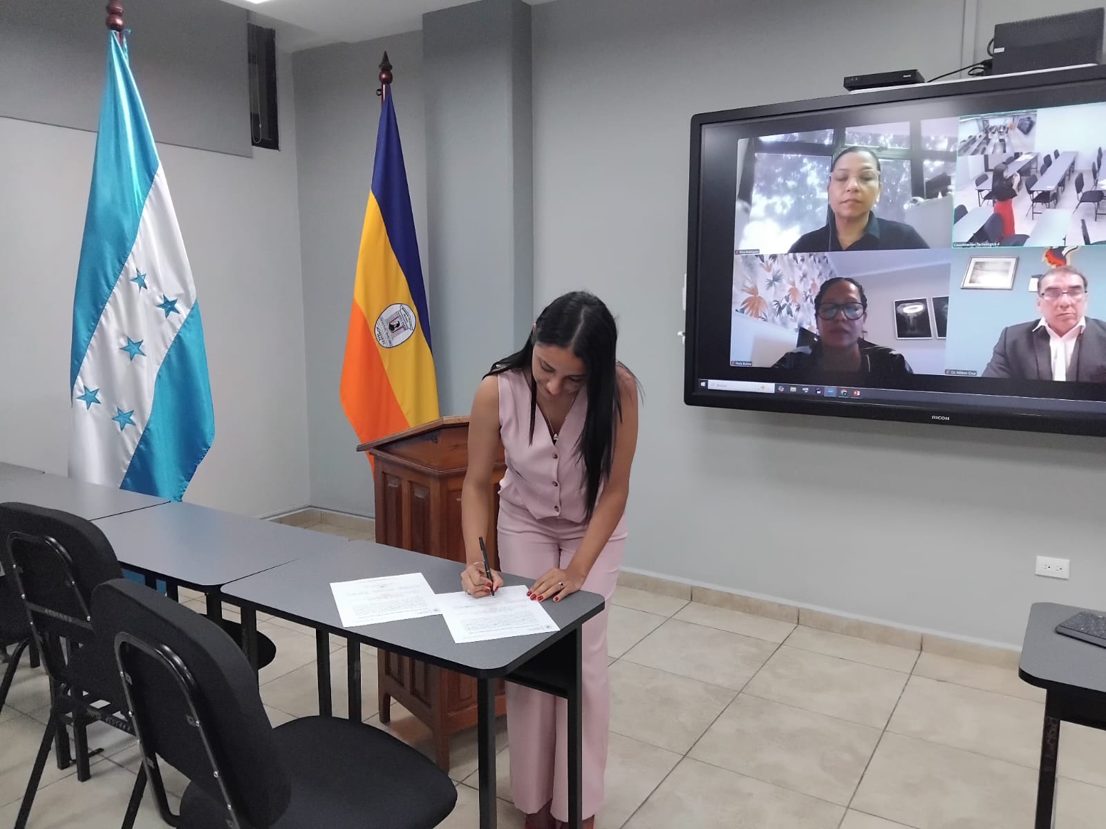 La licda. Idalia Victoria Hernández durante la firma de actás de defensa oral y pública